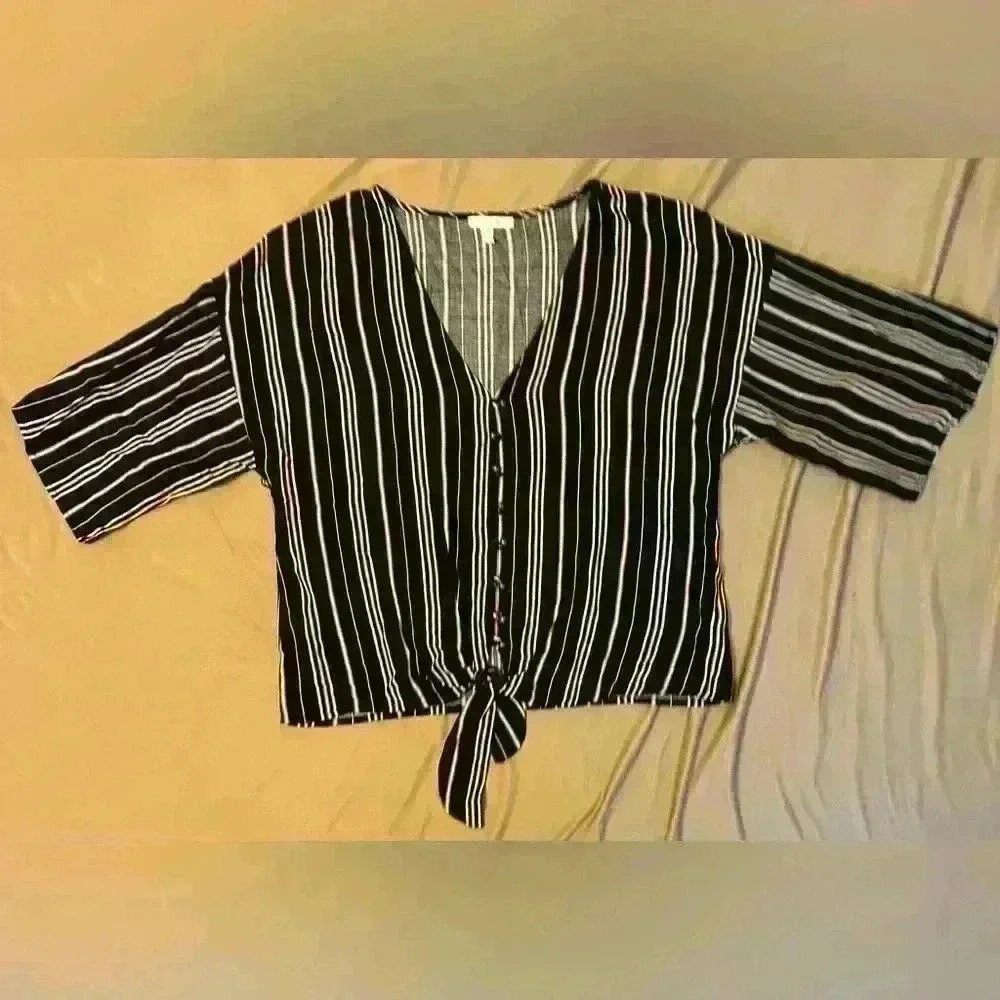 Maurice’s Women’s Cropped Short Sleeve Blouse Black/Tan Strip Button Knot Size M